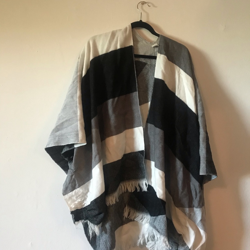 Patterned poncho - Picture 2 of 2